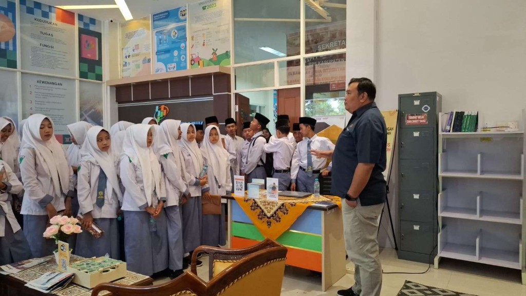Menembus Ruang Data: Siswa MASA RQ Eksplorasi Dunia Statistik di BPS Lamonga