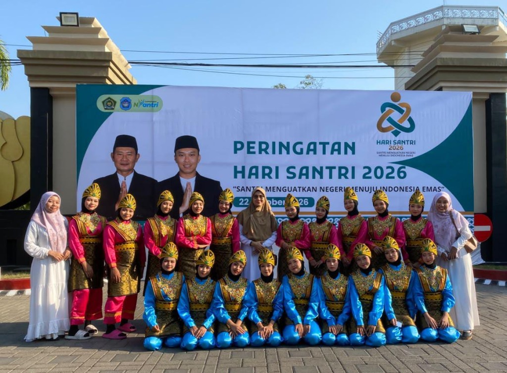 Tim Tari Saman MTs Terpadu Roudlotul Qur’an Meriahkan Apel Hari Santri Nasional 2026 di Halaman Gedung Pemerintah Kabupaten Lamongan